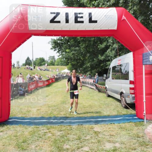 21.06.2025 - 27. Vierlanden-Triathlon MichiJ http://msf.ph/oto/8029774 15.06.2026 12:24:54 Ziel 17, 866 meine-sportfotos.de