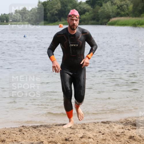 15.06.2025 - 27. Vierlanden-Triathlon Lena Gebhardt http://msf.ph/oto/8029775 15.06.2025 11:06:06 Schwimmen 670, 817, 819, 855 meine-sportfotos.de