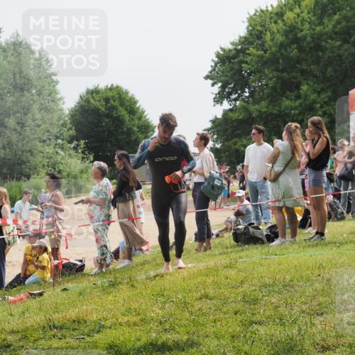 15.06.2025 - 27. Vierlanden-Triathlon KatJ http://msf.ph/oto/8029782 15.06.2025 11:06:02 Schwimmen 670, 779, 817, 819 meine-sportfotos.de