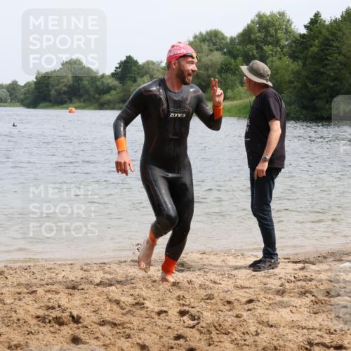 15.06.2025 - 27. Vierlanden-Triathlon Lena Gebhardt http://msf.ph/oto/8029790 15.06.2025 11:06:07 Schwimmen 670, 817, 819, 855, 857 meine-sportfotos.de