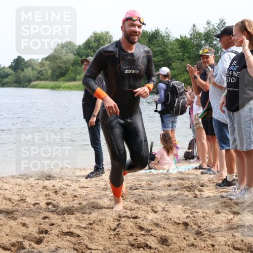 15.06.2025 - 27. Vierlanden-Triathlon Lena Gebhardt http://msf.ph/oto/8029794 15.06.2025 11:06:08 Schwimmen 670, 817, 819, 855, 857 meine-sportfotos.de
