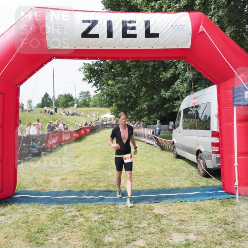 21.06.2025 - 27. Vierlanden-Triathlon MichiJ http://msf.ph/oto/8029808 15.06.2026 12:24:55 Ziel 17 meine-sportfotos.de