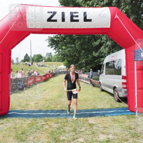 21.06.2025 - 27. Vierlanden-Triathlon MichiJ http://msf.ph/oto/8029816 15.06.2026 12:24:55 Ziel 17 meine-sportfotos.de