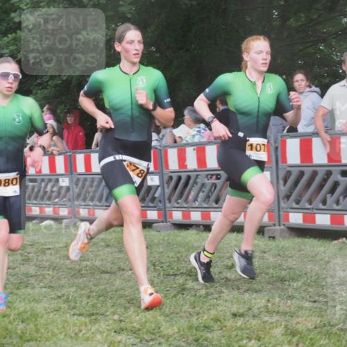 21.06.2025 - 27. Vierlanden-Triathlon KatJ http://msf.ph/oto/8029819 15.06.2025 13:36:12 Ziel 681, 819, 1078, 1079, 1080 meine-sportfotos.de