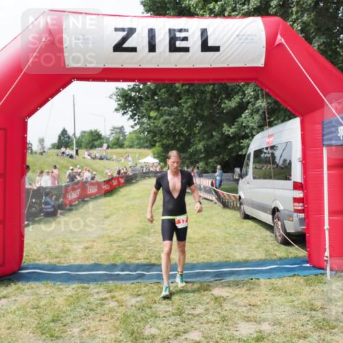 21.06.2025 - 27. Vierlanden-Triathlon MichiJ http://msf.ph/oto/8029823 15.06.2026 12:24:55 Ziel 17 meine-sportfotos.de