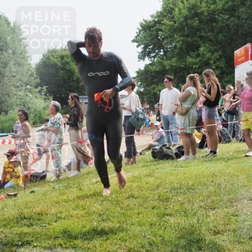 15.06.2025 - 27. Vierlanden-Triathlon KatJ http://msf.ph/oto/8029826 15.06.2025 11:06:03 Schwimmen 670, 779, 817, 819 meine-sportfotos.de