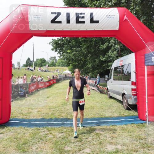 21.06.2025 - 27. Vierlanden-Triathlon MichiJ http://msf.ph/oto/8029828 15.06.2026 12:24:55 Ziel 17 meine-sportfotos.de