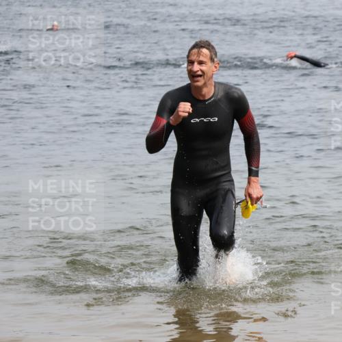 15.06.2025 - 27. Vierlanden-Triathlon Lena Gebhardt http://msf.ph/oto/8029830 15.06.2025 11:06:13 Schwimmen 670, 817, 855, 857 meine-sportfotos.de