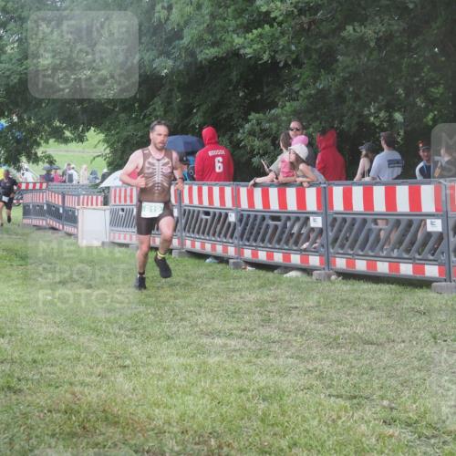21.06.2025 - 27. Vierlanden-Triathlon KatJ http://msf.ph/oto/8029834 15.06.2025 13:36:20 Ziel 819, 860 meine-sportfotos.de