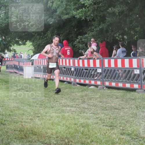 21.06.2025 - 27. Vierlanden-Triathlon KatJ http://msf.ph/oto/8029841 15.06.2025 13:36:20 Ziel 819, 860 meine-sportfotos.de