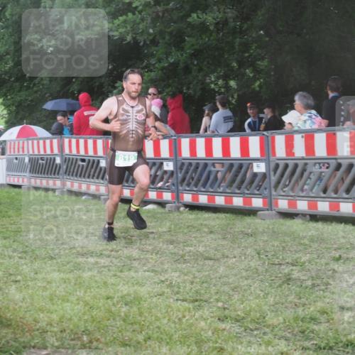 21.06.2025 - 27. Vierlanden-Triathlon KatJ http://msf.ph/oto/8029854 15.06.2025 13:36:21 Ziel 819, 860 meine-sportfotos.de