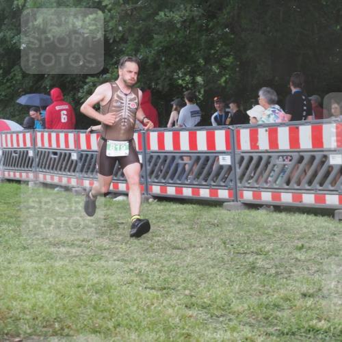 21.06.2025 - 27. Vierlanden-Triathlon KatJ http://msf.ph/oto/8029861 15.06.2025 13:36:21 Ziel 819, 860 meine-sportfotos.de