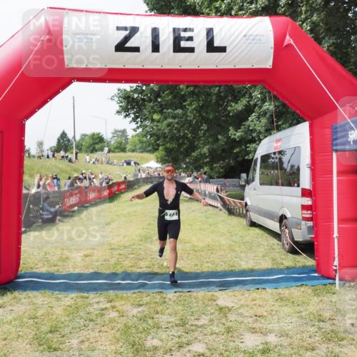 21.06.2025 - 27. Vierlanden-Triathlon MichiJ http://msf.ph/oto/8029863 15.06.2026 12:25:42 Ziel 773 meine-sportfotos.de