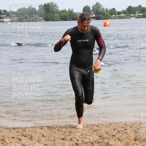 15.06.2025 - 27. Vierlanden-Triathlon Lena Gebhardt http://msf.ph/oto/8029864 15.06.2025 11:06:16 Schwimmen 855, 857, 862 meine-sportfotos.de