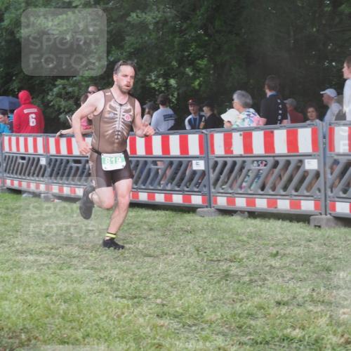 21.06.2025 - 27. Vierlanden-Triathlon KatJ http://msf.ph/oto/8029868 15.06.2025 13:36:21 Ziel 819, 860 meine-sportfotos.de