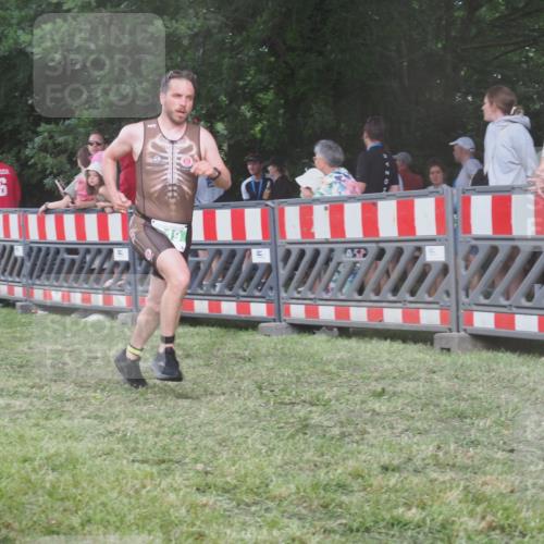 21.06.2025 - 27. Vierlanden-Triathlon KatJ http://msf.ph/oto/8029875 15.06.2025 13:36:21 Ziel 819, 860 meine-sportfotos.de