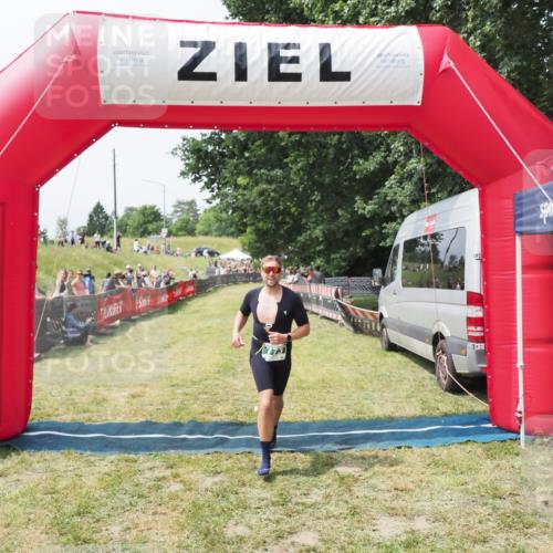 21.06.2025 - 27. Vierlanden-Triathlon MichiJ http://msf.ph/oto/8029877 15.06.2026 12:25:42 Ziel 773 meine-sportfotos.de