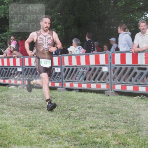 21.06.2025 - 27. Vierlanden-Triathlon KatJ http://msf.ph/oto/8029881 15.06.2025 13:36:21 Ziel 819, 860 meine-sportfotos.de