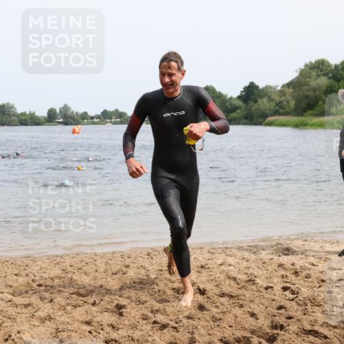 15.06.2025 - 27. Vierlanden-Triathlon Lena Gebhardt http://msf.ph/oto/8029885 15.06.2025 11:06:17 Schwimmen 781, 855, 857, 862 meine-sportfotos.de