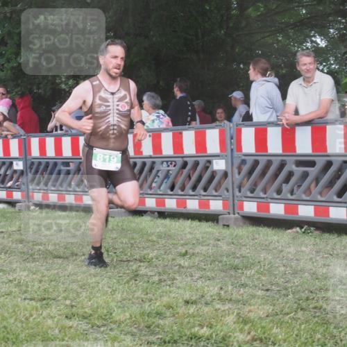 21.06.2025 - 27. Vierlanden-Triathlon KatJ http://msf.ph/oto/8029886 15.06.2025 13:36:22 Ziel 819, 860 meine-sportfotos.de