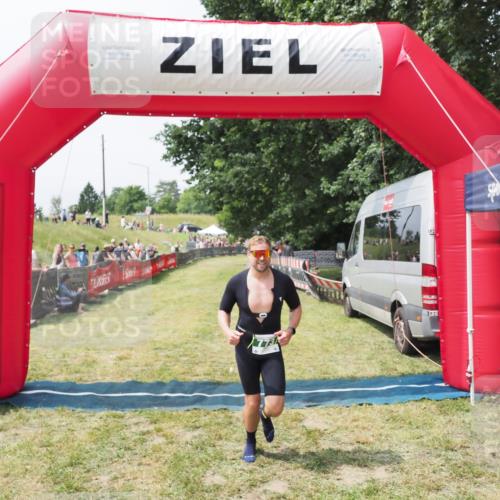 21.06.2025 - 27. Vierlanden-Triathlon MichiJ http://msf.ph/oto/8029888 15.06.2026 12:25:42 Ziel 773 meine-sportfotos.de