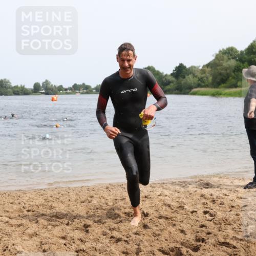 15.06.2025 - 27. Vierlanden-Triathlon Lena Gebhardt http://msf.ph/oto/8029891 15.06.2025 11:06:17 Schwimmen 781, 855, 857, 862 meine-sportfotos.de