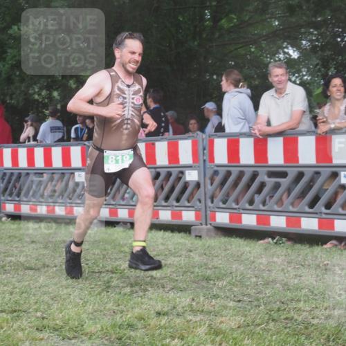 21.06.2025 - 27. Vierlanden-Triathlon KatJ http://msf.ph/oto/8029892 15.06.2025 13:36:22 Ziel 819, 860 meine-sportfotos.de