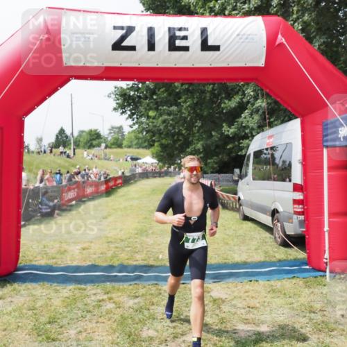 21.06.2025 - 27. Vierlanden-Triathlon MichiJ http://msf.ph/oto/8029894 15.06.2026 12:25:42 Ziel 773 meine-sportfotos.de