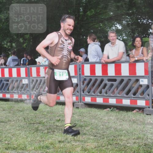 21.06.2025 - 27. Vierlanden-Triathlon KatJ http://msf.ph/oto/8029897 15.06.2025 13:36:22 Ziel 819, 860 meine-sportfotos.de