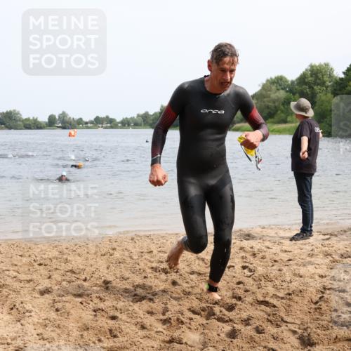15.06.2025 - 27. Vierlanden-Triathlon Lena Gebhardt http://msf.ph/oto/8029898 15.06.2025 11:06:17 Schwimmen 781, 855, 857, 862 meine-sportfotos.de