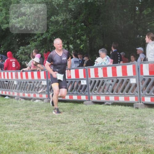 21.06.2025 - 27. Vierlanden-Triathlon KatJ http://msf.ph/oto/8029908 15.06.2025 13:36:29 Ziel 728, 860 meine-sportfotos.de