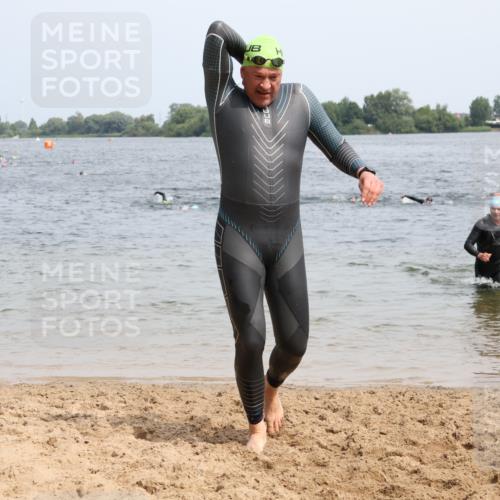 15.06.2025 - 27. Vierlanden-Triathlon Lena Gebhardt http://msf.ph/oto/8029931 15.06.2025 11:06:22 Schwimmen 781, 857, 862 meine-sportfotos.de