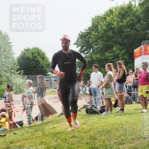 15.06.2025 - 27. Vierlanden-Triathlon KatJ http://msf.ph/oto/8029937 15.06.2025 11:06:13 Schwimmen 670, 817, 855 meine-sportfotos.de