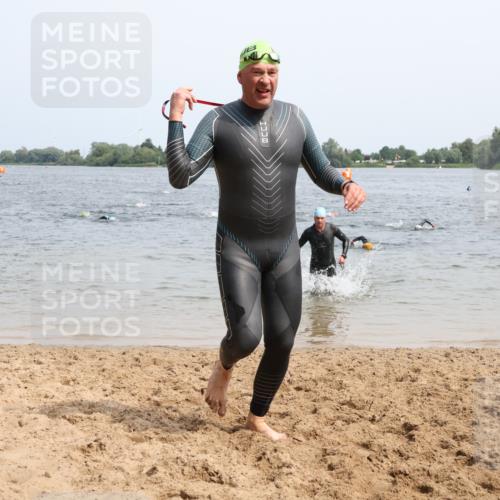 15.06.2025 - 27. Vierlanden-Triathlon Lena Gebhardt http://msf.ph/oto/8029939 15.06.2025 11:06:24 Schwimmen 781, 831, 857, 862 meine-sportfotos.de