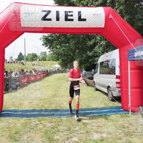 21.06.2025 - 27. Vierlanden-Triathlon MichiJ http://msf.ph/oto/8029941 15.06.2026 12:27:23 Ziel 80 meine-sportfotos.de