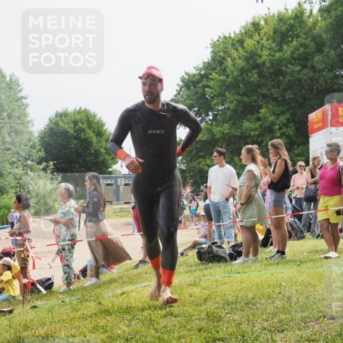 15.06.2025 - 27. Vierlanden-Triathlon KatJ http://msf.ph/oto/8029942 15.06.2025 11:06:13 Schwimmen 670, 817, 855 meine-sportfotos.de