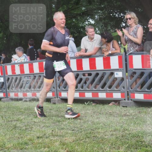 21.06.2025 - 27. Vierlanden-Triathlon KatJ http://msf.ph/oto/8029946 15.06.2025 13:36:30 Ziel 728, 860 meine-sportfotos.de