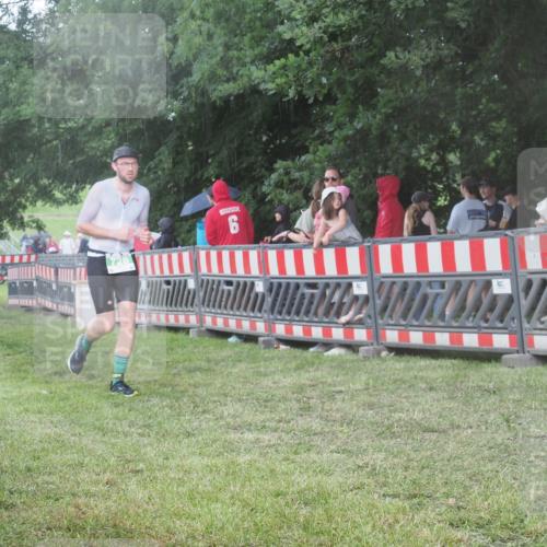 21.06.2025 - 27. Vierlanden-Triathlon KatJ http://msf.ph/oto/8029953 15.06.2025 13:36:36 Ziel 728 meine-sportfotos.de