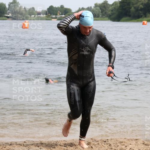 15.06.2025 - 27. Vierlanden-Triathlon Lena Gebhardt http://msf.ph/oto/8029960 15.06.2025 11:06:26 Schwimmen 781, 831, 857, 862 meine-sportfotos.de