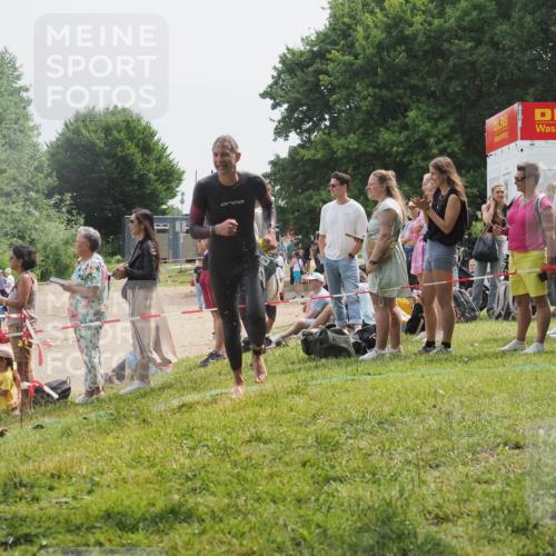 15.06.2025 - 27. Vierlanden-Triathlon KatJ http://msf.ph/oto/8029964 15.06.2025 11:06:21 Schwimmen 855, 857 meine-sportfotos.de