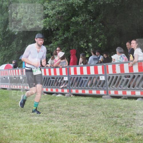 21.06.2025 - 27. Vierlanden-Triathlon KatJ http://msf.ph/oto/8029968 15.06.2025 13:36:37 Ziel 728 meine-sportfotos.de