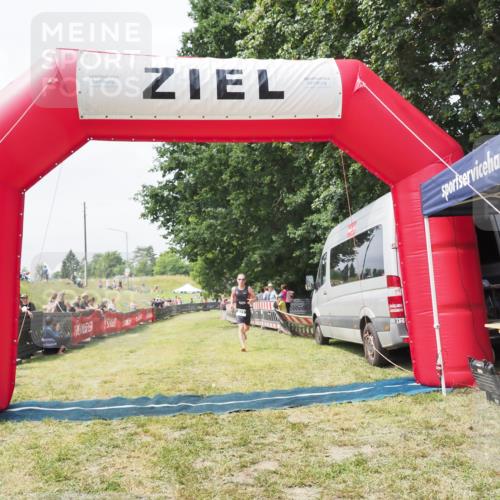 21.06.2025 - 27. Vierlanden-Triathlon MichiJ http://msf.ph/oto/8029971 15.06.2026 12:30:45 Ziel 871 meine-sportfotos.de