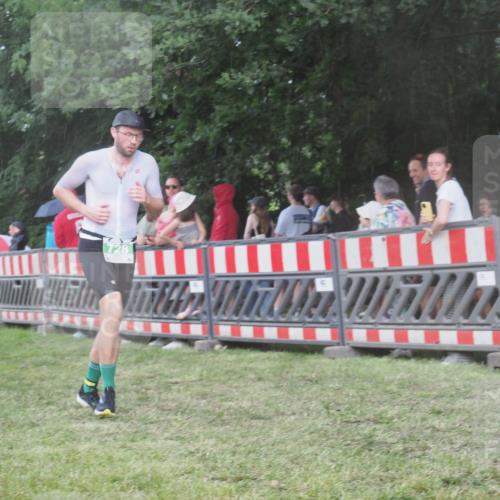 21.06.2025 - 27. Vierlanden-Triathlon KatJ http://msf.ph/oto/8029973 15.06.2025 13:36:37 Ziel 728 meine-sportfotos.de