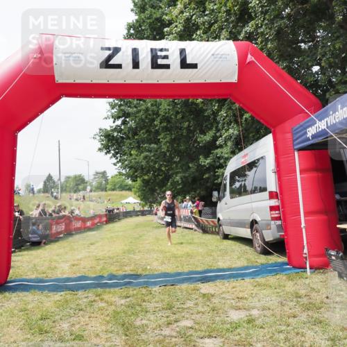 21.06.2025 - 27. Vierlanden-Triathlon MichiJ http://msf.ph/oto/8029977 15.06.2026 12:30:45 Ziel 871 meine-sportfotos.de