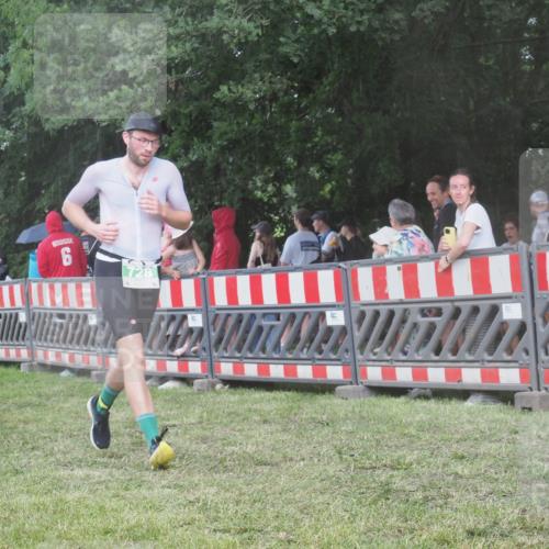 21.06.2025 - 27. Vierlanden-Triathlon KatJ http://msf.ph/oto/8029980 15.06.2025 13:36:37 Ziel 728 meine-sportfotos.de