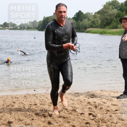 15.06.2025 - 27. Vierlanden-Triathlon Lena Gebhardt http://msf.ph/oto/8029982 15.06.2025 11:06:27 Schwimmen 781, 831, 857, 862 meine-sportfotos.de