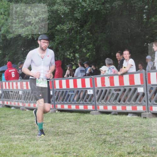 21.06.2025 - 27. Vierlanden-Triathlon KatJ http://msf.ph/oto/8029986 15.06.2025 13:36:37 Ziel 728 meine-sportfotos.de