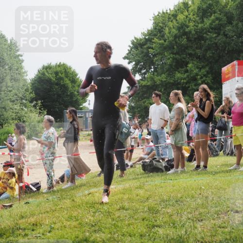 15.06.2025 - 27. Vierlanden-Triathlon KatJ http://msf.ph/oto/8029988 15.06.2025 11:06:22 Schwimmen 857, 862 meine-sportfotos.de