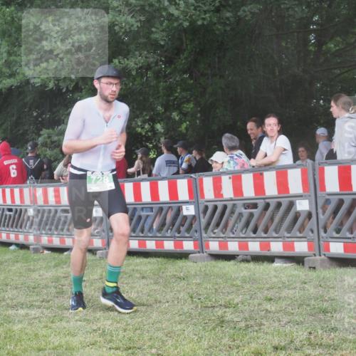 21.06.2025 - 27. Vierlanden-Triathlon KatJ http://msf.ph/oto/8029991 15.06.2025 13:36:37 Ziel 728 meine-sportfotos.de