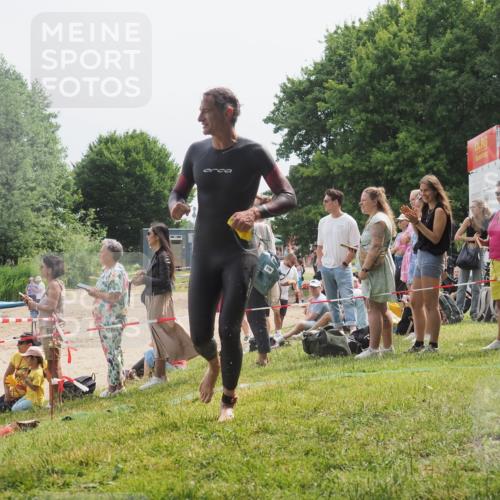 15.06.2025 - 27. Vierlanden-Triathlon KatJ http://msf.ph/oto/8029994 15.06.2025 11:06:22 Schwimmen 857, 862 meine-sportfotos.de